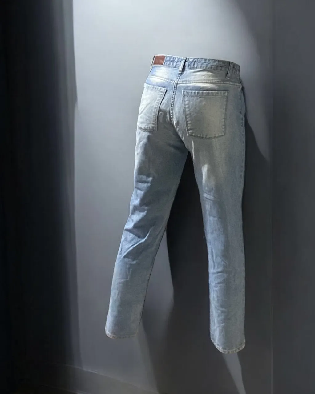 Jeans Clásico(entre ajustado y la medida correcta de suelto) con bolsillos delanteros y traseros. Abarca hasta un Talle 42/M. Cierre + botón  y detalles de la marca.