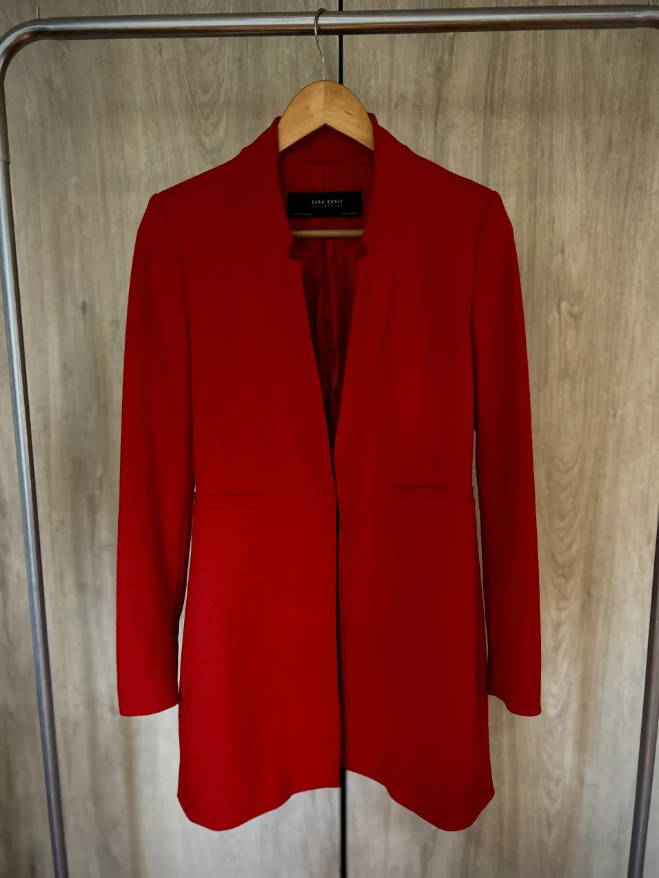 Blazer rojo de Zara Basic Collection. Posee cuello solapa y mangas largas. Se abrocha al frente con un broche.
Detalle en el interior, el resto impecable.

Medidas:
-Hombros: 41cm
-Busto: 43cm
-Largo total: 85cm
