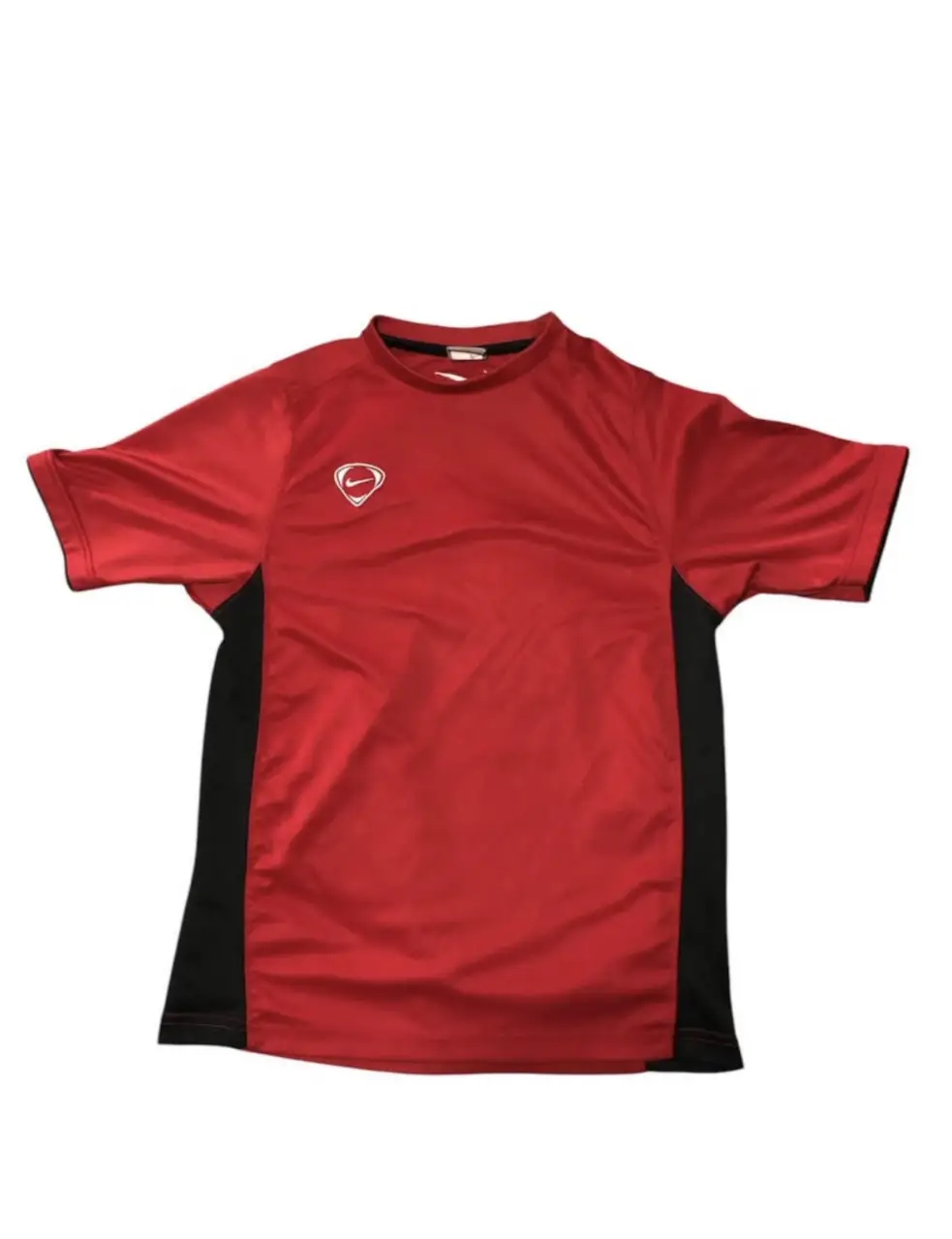 Remera deportiva Nike roja con detalles en negro, ideal para entrenamientos. Cuenta con el logo de la marca en el pecho y es talle L. Hombros: 35cm Mangas: 24cm Ancho: 42cm Largo: 61cm