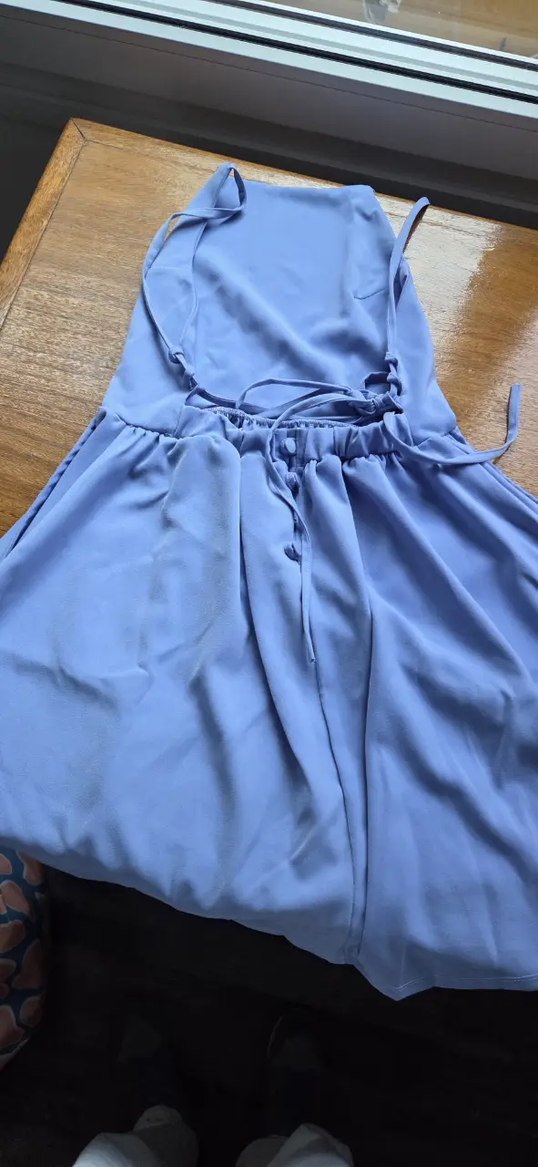 Vestido mini azul, con espalda descubierta y detalle de lazo. Ideal para una salida o evento especial.