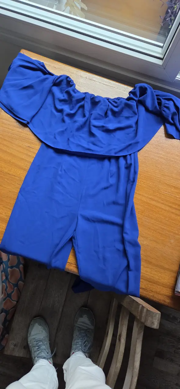 Mono largo de color azul, con diseño off-shoulder. Ideal para eventos especiales o salidas.