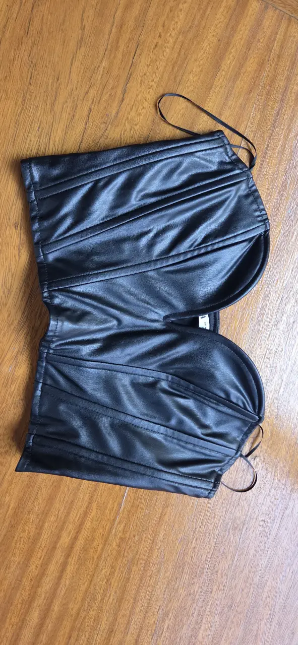 Top corset negro de cuero sintético. Ideal para looks de fiesta o salidas.