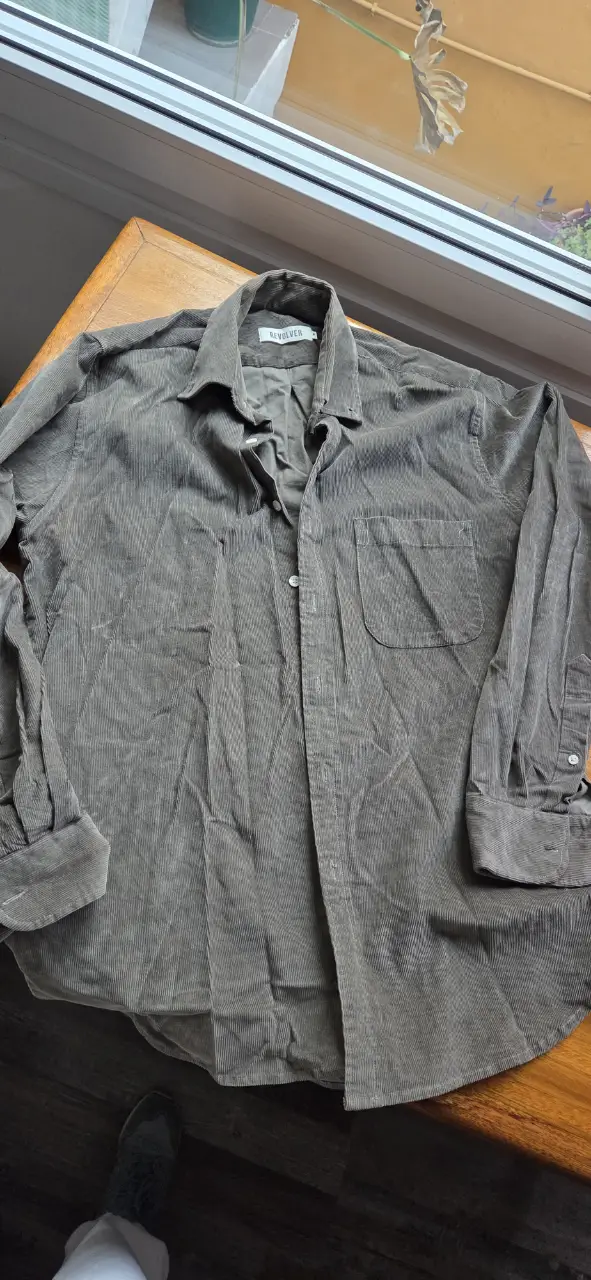 Camisa de hombre de corderoy marrón, con bolsillo en el pecho y cuello clásico. Ideal para un look casual y vintage.