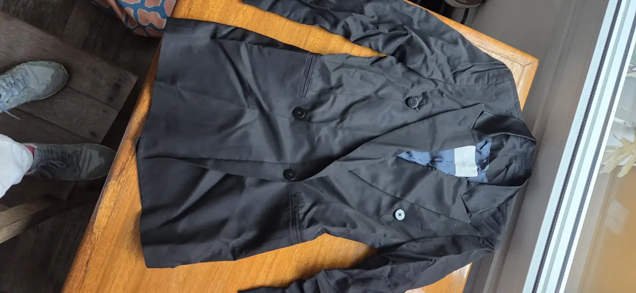 Elegante blazer negro de corte clásico, ideal para un look formal o de trabajo. Confeccionado con un tejido de calidad, este blazer ofrece un ajuste impecable y un estilo atemporal. Perfecto para combinar con pantalones sastreros o jeans.