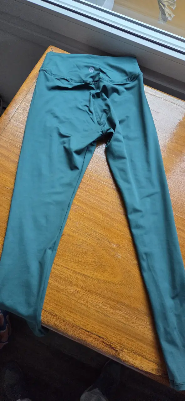 Calza deportiva de mujer, color verde oscuro. Ideal para actividades físicas y entrenamiento. Diseño ajustado y cómodo.