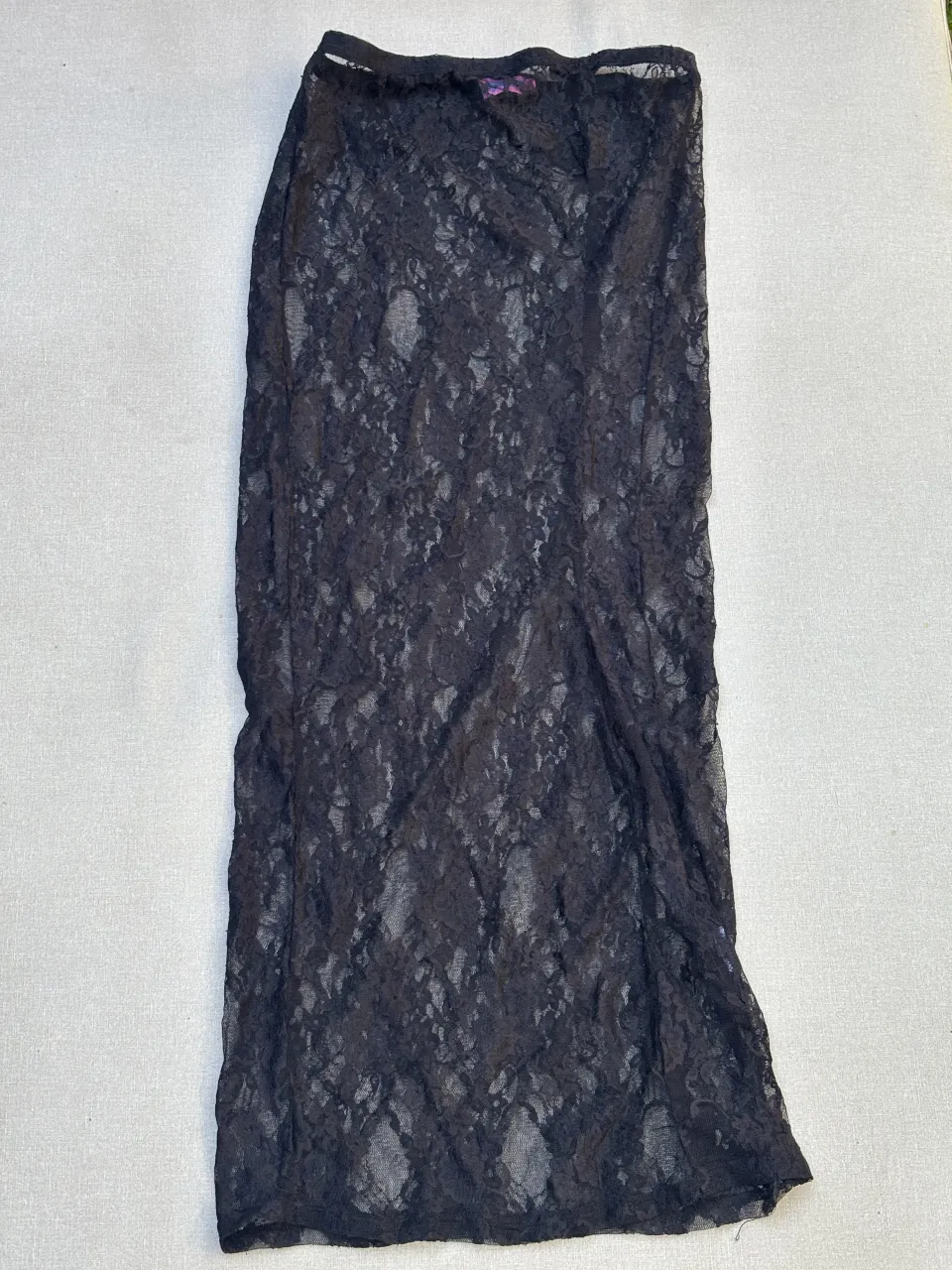 Pollera larga de encaje negra, ideal para un look canchero y con un toque sensual. Perfecta para combinar con tops o remeras básicas.