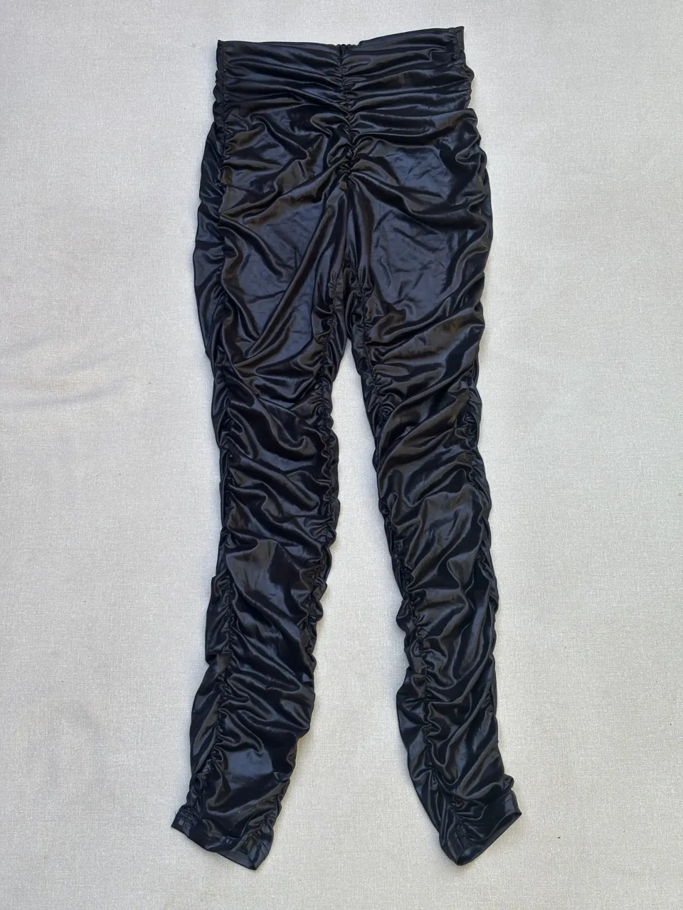 Pantalón negro con efecto arrugado y brilloso, tiro alto, ideal para looks audaces y modernos. Perfecto para salir o una fiesta.

Detalle: tiene desgastes que se ven en la última foto