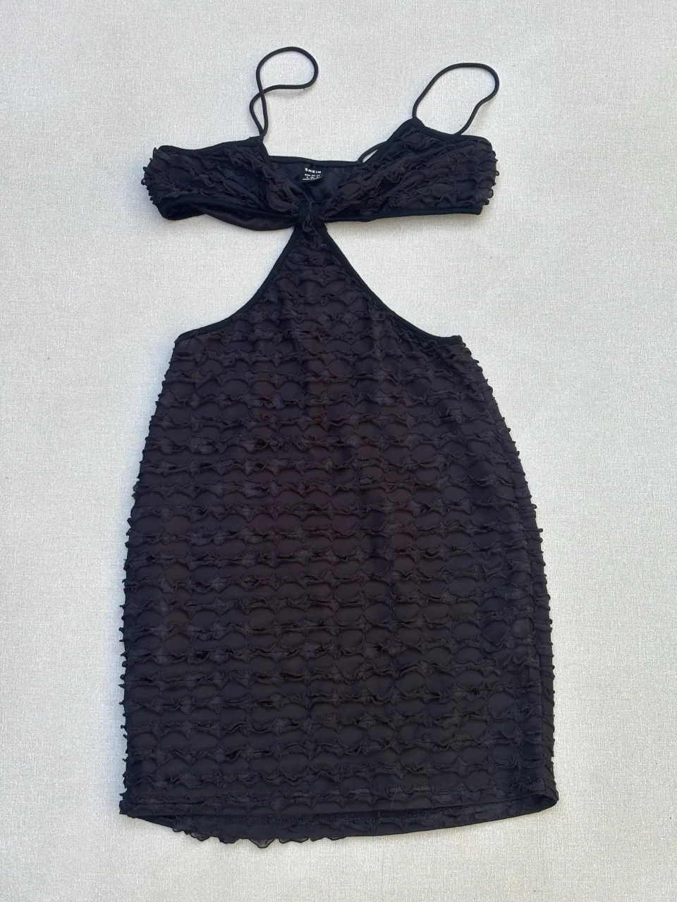 Vestido negro súper canchero con recortes y textura. Ideal para salir o una fiesta.