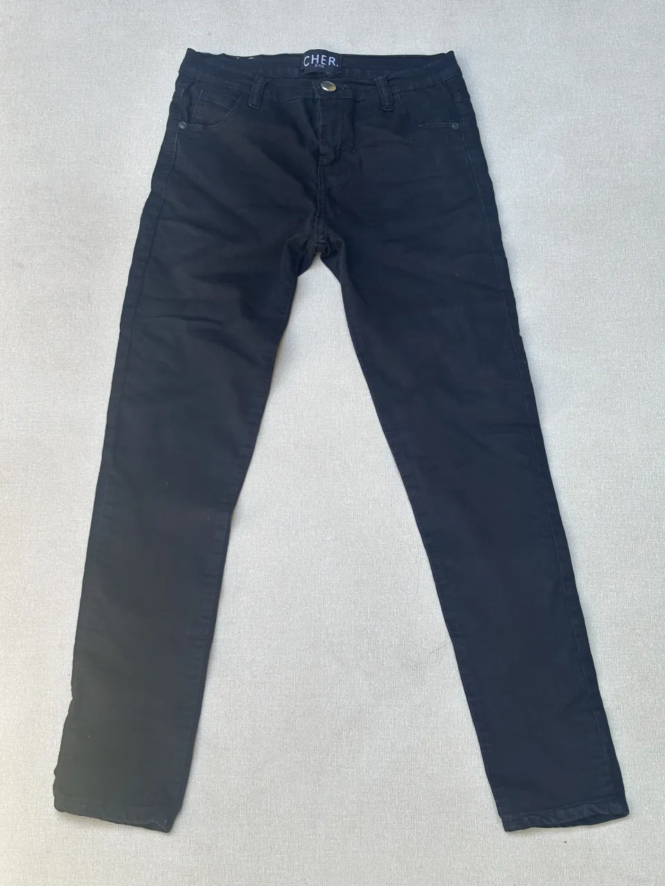 Jean negro, corte recto y ajustado. Un básico indispensable para cualquier guardarropa, ideal para crear looks cancheros y versátiles.