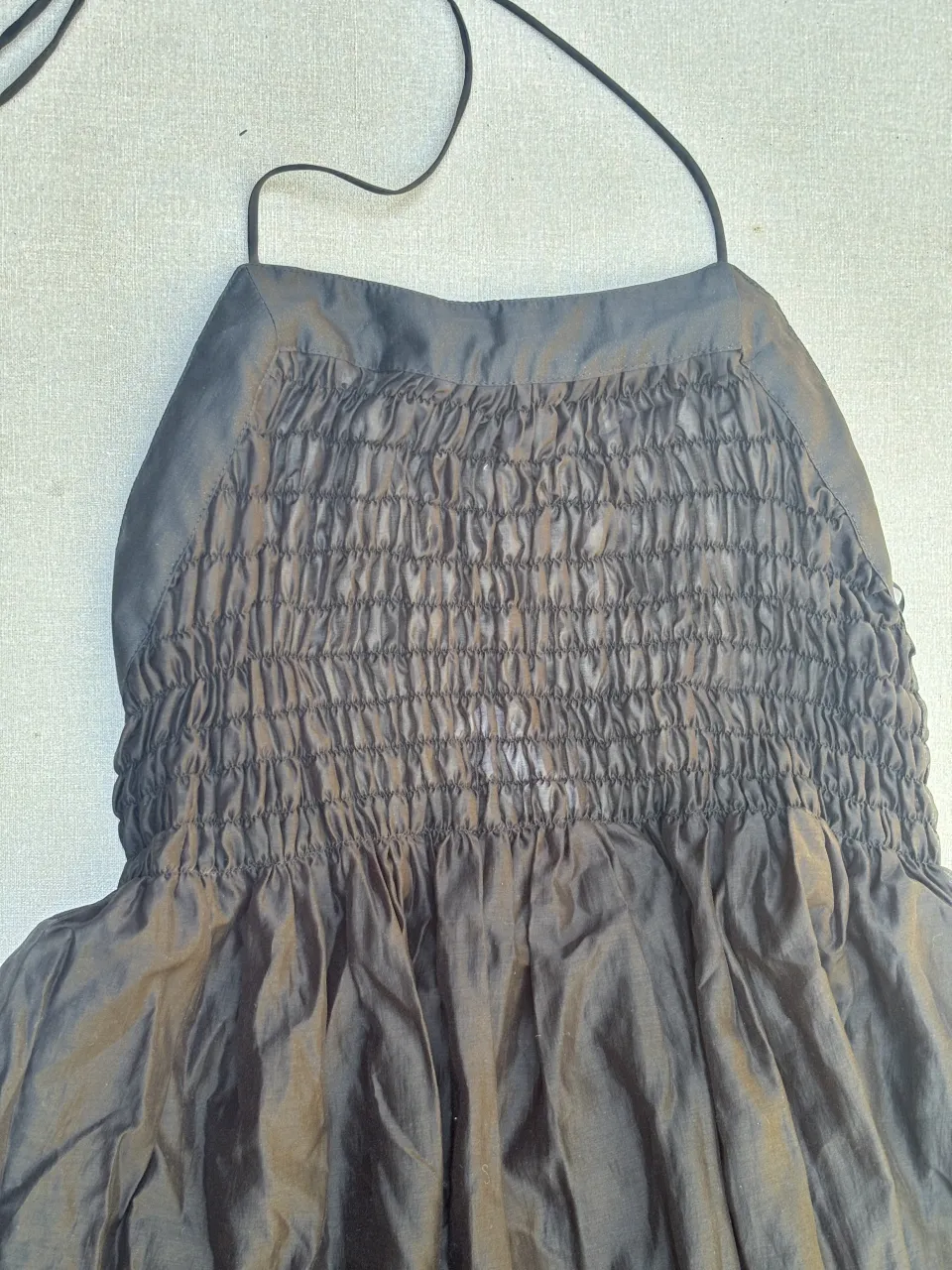 Vestido largo negro, con corpiño fruncido y tiras finas. Ideal para un look elegante y fresco.

TALLE 42 de allo