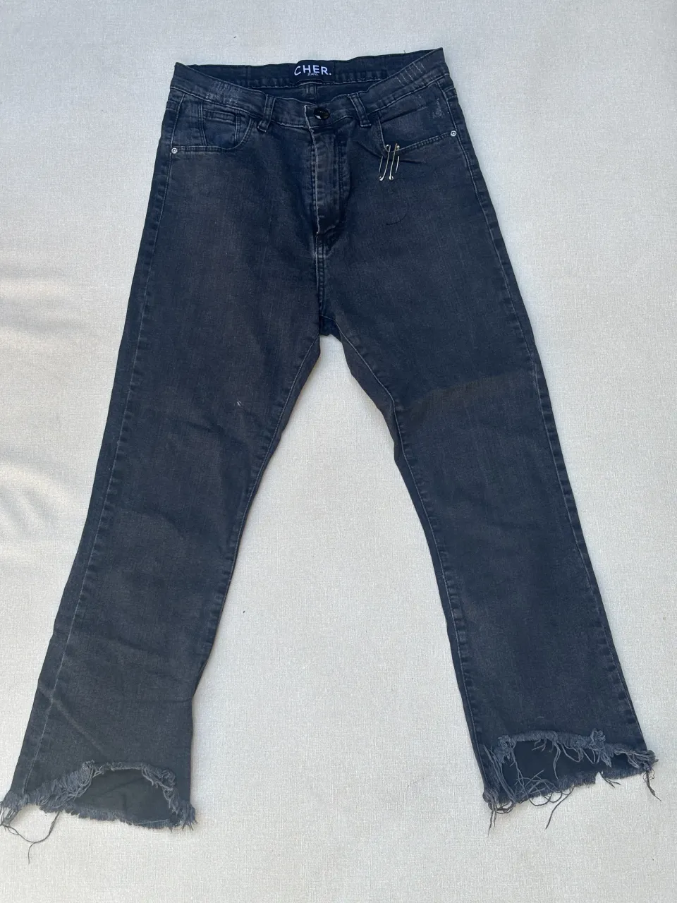 Jeans tiro alto con roturas y detalles desflecados en los bajos. Un clásico reinventado para un look canchero y moderno. Ideales para combinar con tus tops favoritos.