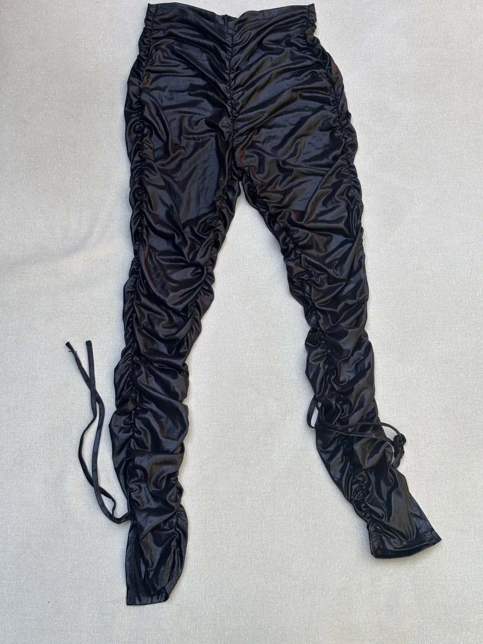 Pantalón negro súper canchero, con frunces y tiras para atar. Ideal para un look audaz y moderno.