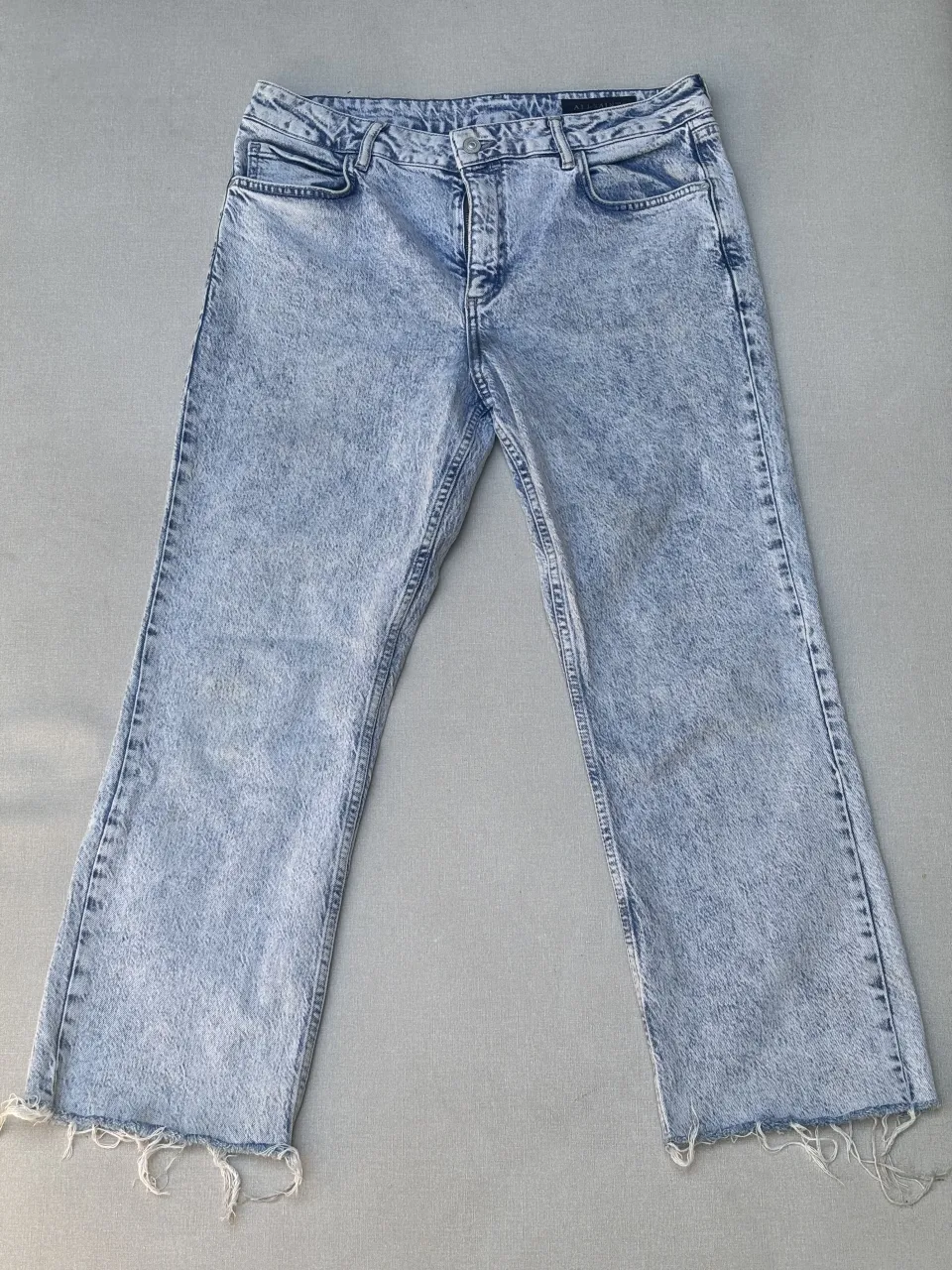 Jeans con roturas y efecto desgastado. El corte es recto y el ruedo desflecado, dándole un toque moderno y canchero. 
Detalle: tiene manchas (visibles en las fotos)