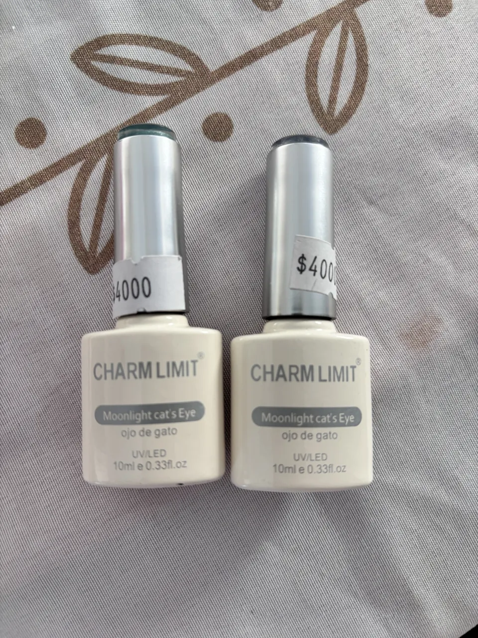 Dos esmaltes de uñas marca Charm Limit, línea Moonlight Cat's Eye, tono 18 y 08. Cada uno de 10ml.