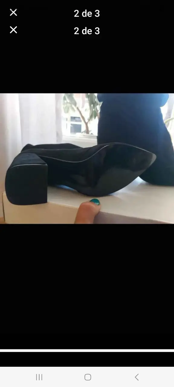 Botines negros de gamuza con taco ancho. Ideales para un look elegante y moderno.