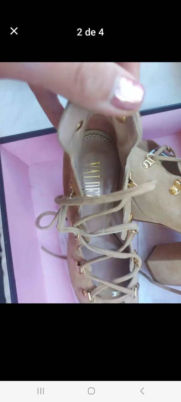 Botines Valdez color crudo con cordones y detalles dorados. Talle 39. Ideales para un look elegante y moderno.