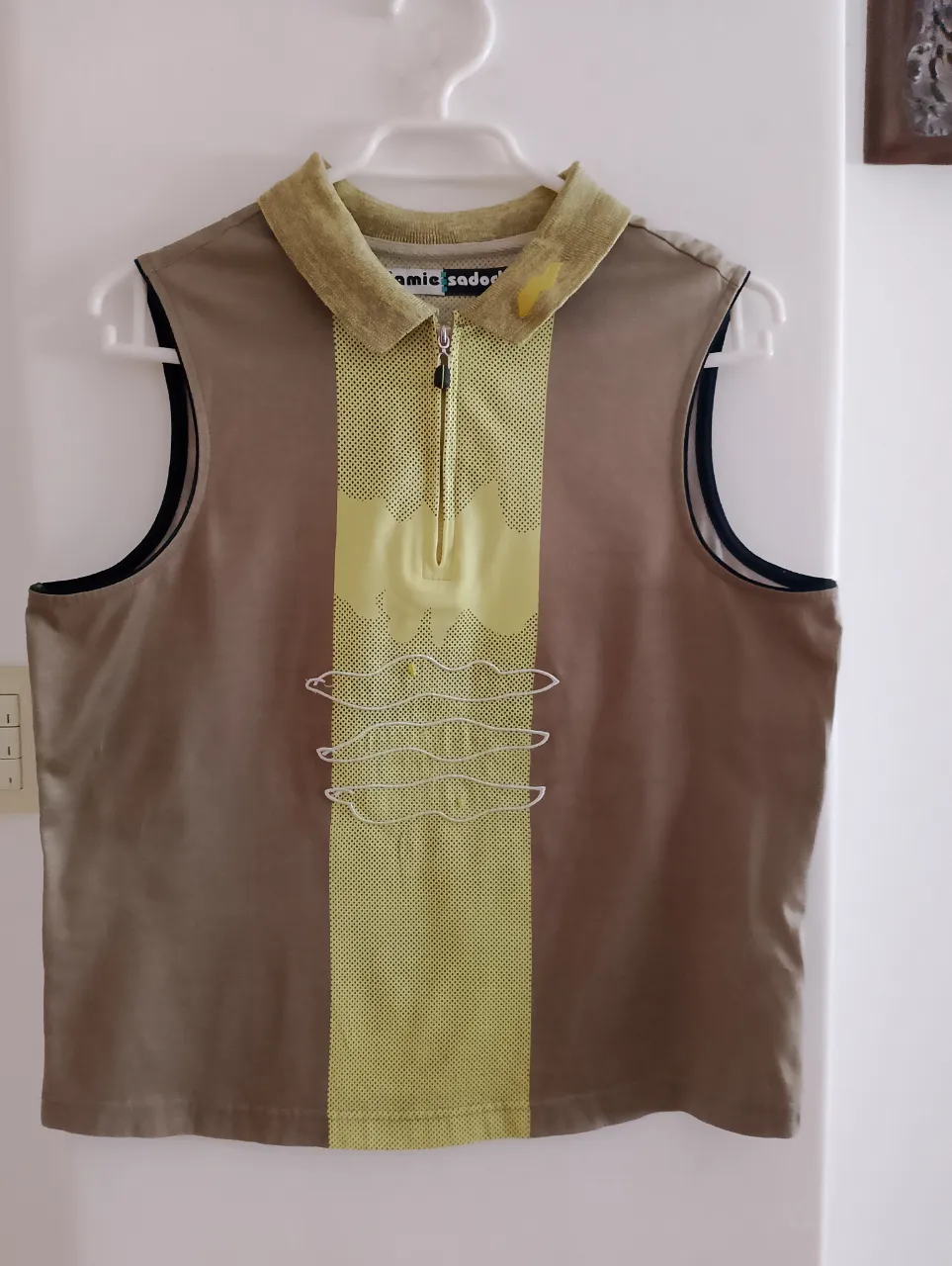 Remera deportiva Jamie Sadock de New York con cuello polo y cierre al frente. Diseño moderno con bordados sutiles. Ideal para actividades al aire libre o un look casual y cómodo.