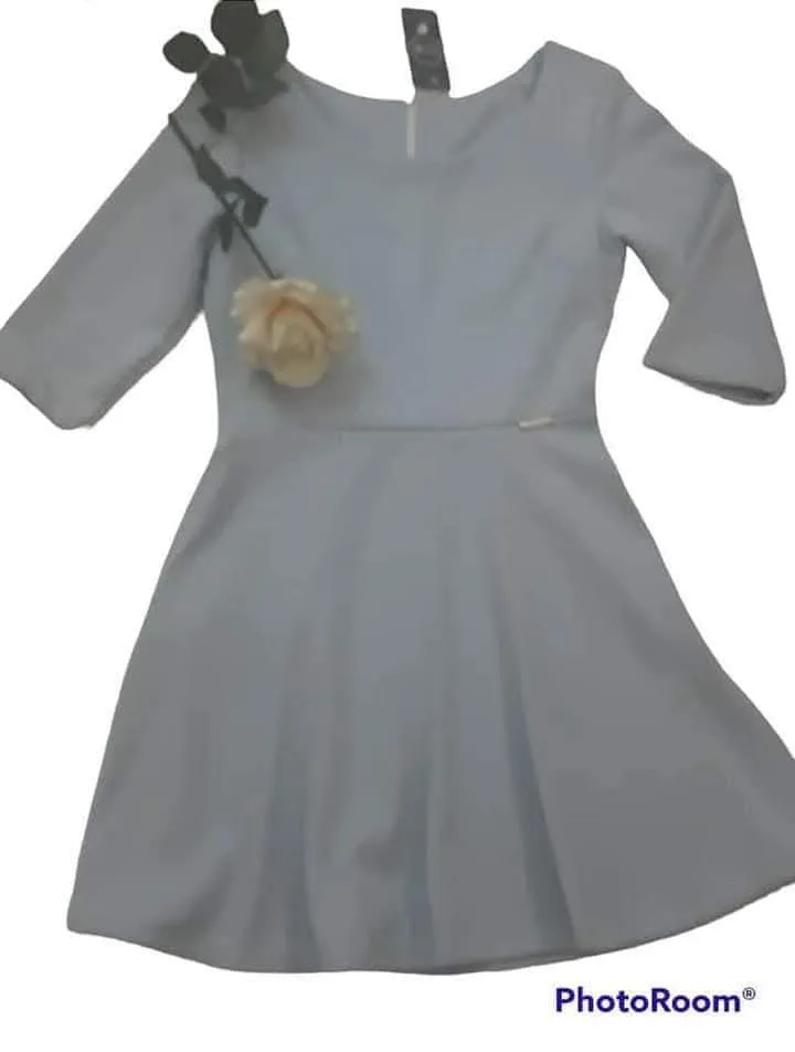 Vestido midi celeste de mujer, con mangas 3/4.  Ideal para eventos formales o salidas.
