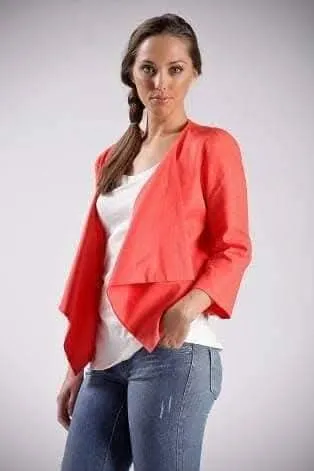 Blazer de mujer, ideal para darle un toque de color a tu outfit. Mangas 3/4. De lino real. Perfecto para combinar con jeans o pantalones de vestir. Un básico versátil y moderno.