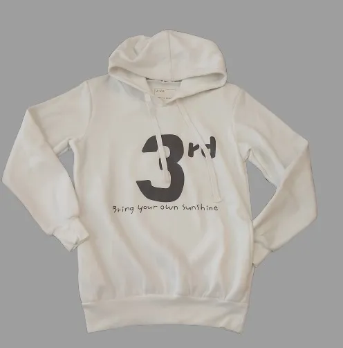 Buzo blanco con capucha, con estampado "3rd" en chocolate y la frase "Bring your own sunshine". Ideal para un look casual y cómodo.