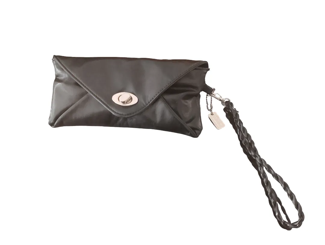 Cartera negra tipo sobre, con correa de mano trenzada y detalle de tag metálico. Cierre principal con broche metálico y bolsillo exterior con cierre.