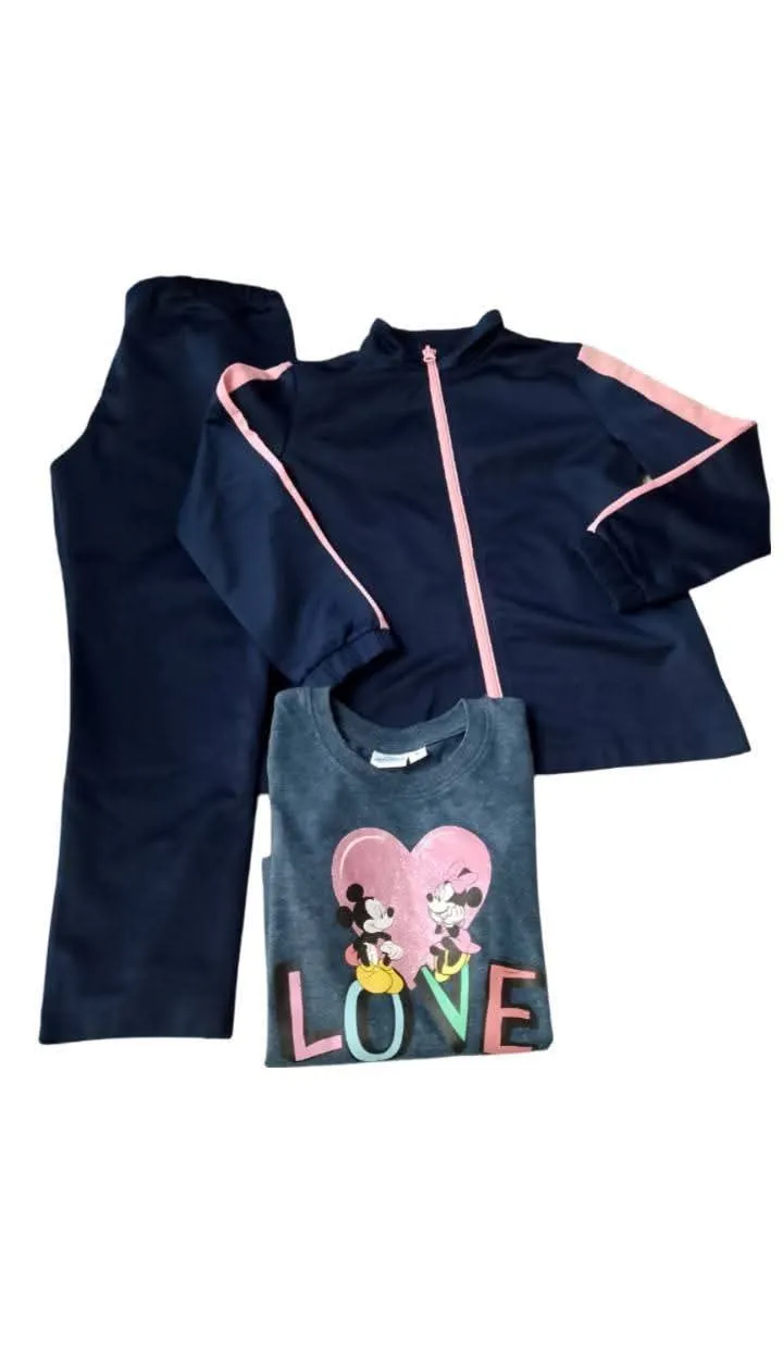 Conjunto deportivo importado para niña, compuesto por buzo con cierre y pantalón. El buzo es azul marino con detalles en rosa, y el pantalón es del mismo color. Marca Lefties (segunda marca de Zara)