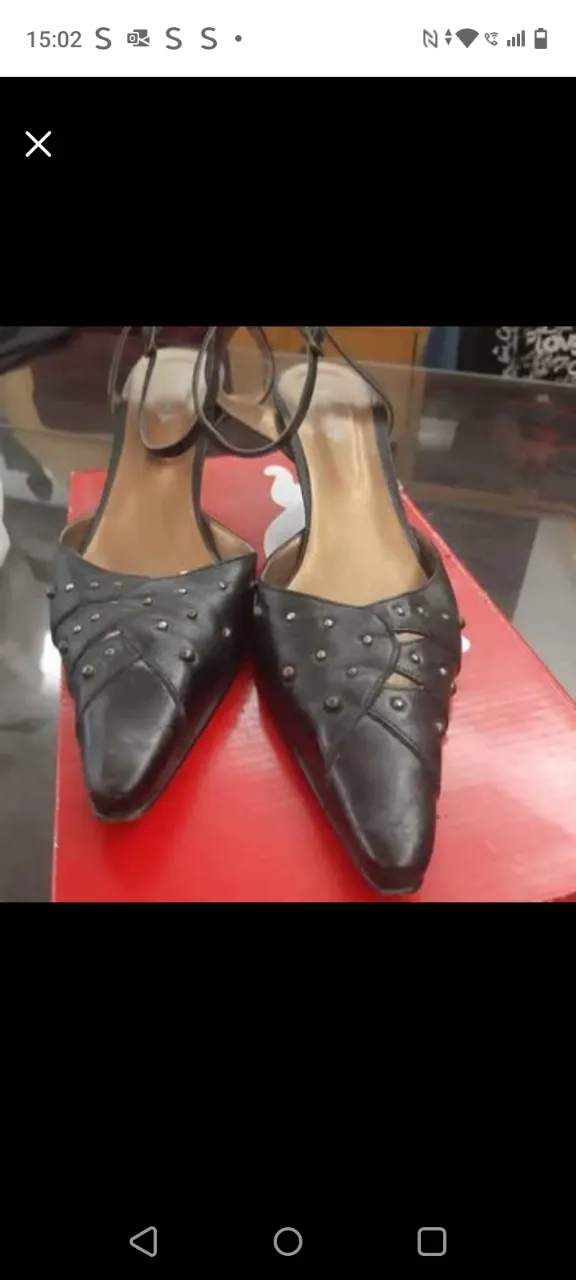 Sandalias de cuero negro con detalles de tachas. Taco fino y pulsera al tobillo. Ideales para una fiesta o evento especial.