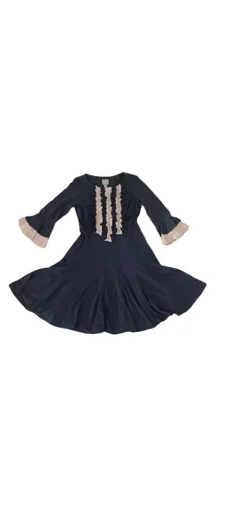 Vestido midi de mujer en color azul marino con detalles en color crudo. Diseño con volantes en el pecho y mangas acampanadas. Ideal para un look elegante y femenino.