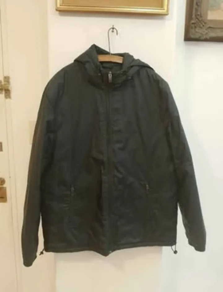 Campera deportiva azul con capucha, cierre frontal y forro interior acolchado. Ideal para actividades al aire libre y uso diario. Diseño funcional y versátil.
