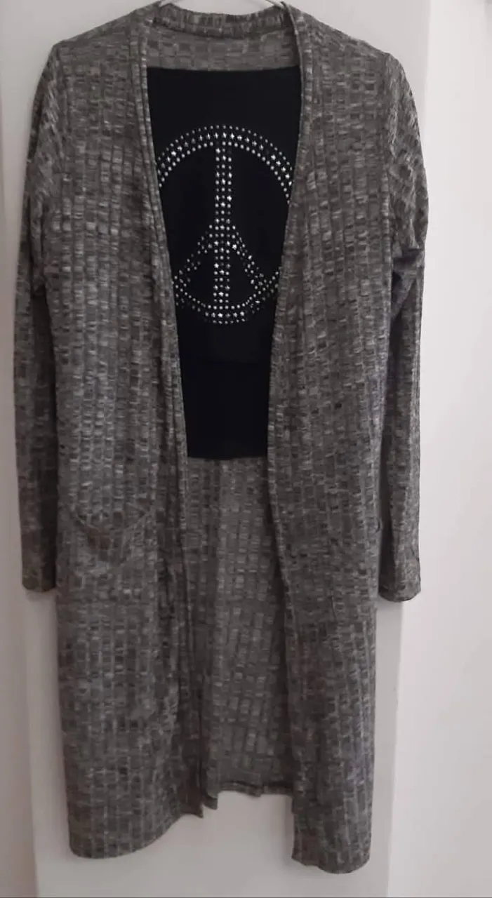 Cardigan largo de tejido de punto en color gris jaspeado, con bolsillos delanteros y corte abierto. Ideal para un look casual y cómodo.