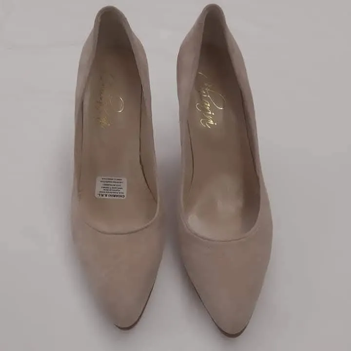 Elegantes zapatos de taco alto en color crudo, ideales para complementar cualquier atuendo formal o de fiesta. Diseño clásico y atemporal, perfectos para eventos especiales.