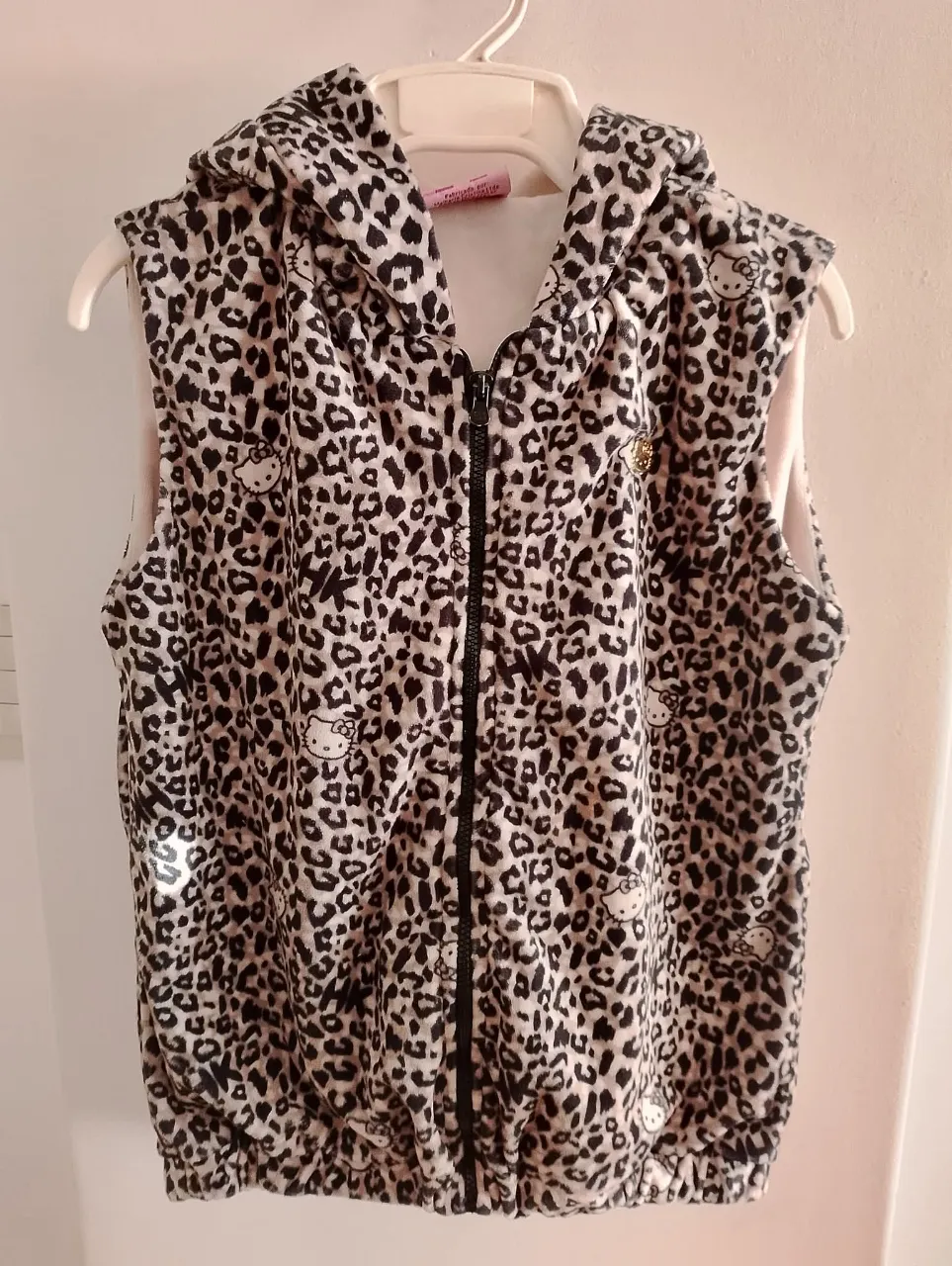 Chaleco con capucha y estampado de leopardo  de Hello Kitty by Sanrio. Ideal para un look casual y moderno.