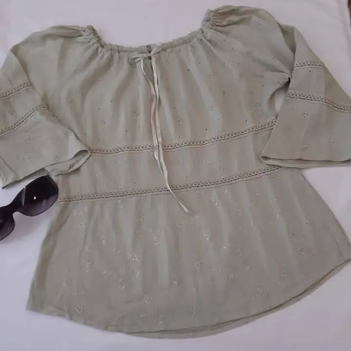 Blusa de mujer estilo boho, color verde claro, con detalles bordados y mangas amplias. Ideal para un look casual y fresco.