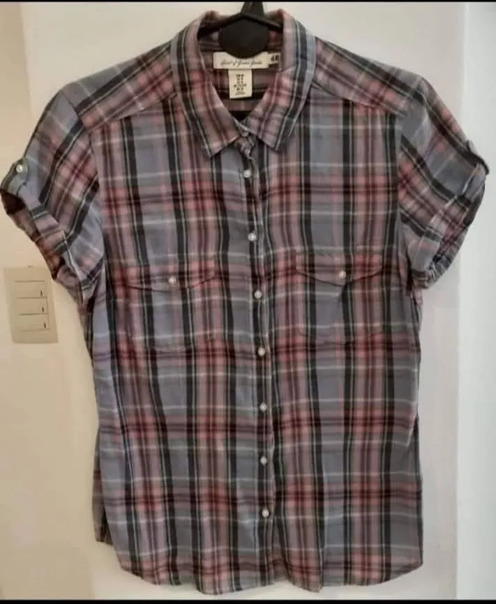 Camisa a cuadros de mujer, manga corta con botones y bolsillos. Ideal para un look casual y versátil.