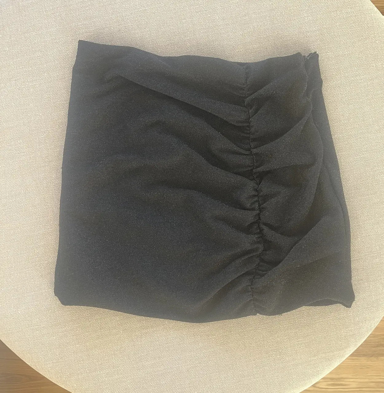 Minifalda negra con fruncido lateral. Ideal para una salida o fiesta. Talle 1/38. Mide 35 de largo.