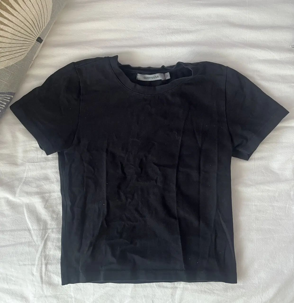 Remera clásica negra de algodón de manga corta. Ideal para un look casual y el día a día.