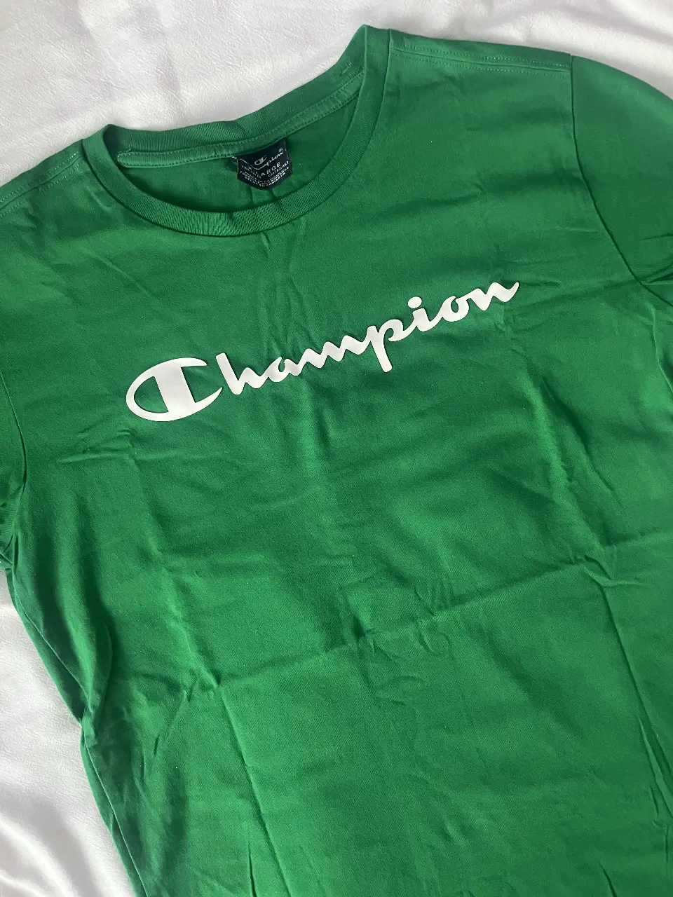 Remera Champion verde con el logo blanco en el frente. Talle XL, ideal para un look casual y deportivo.