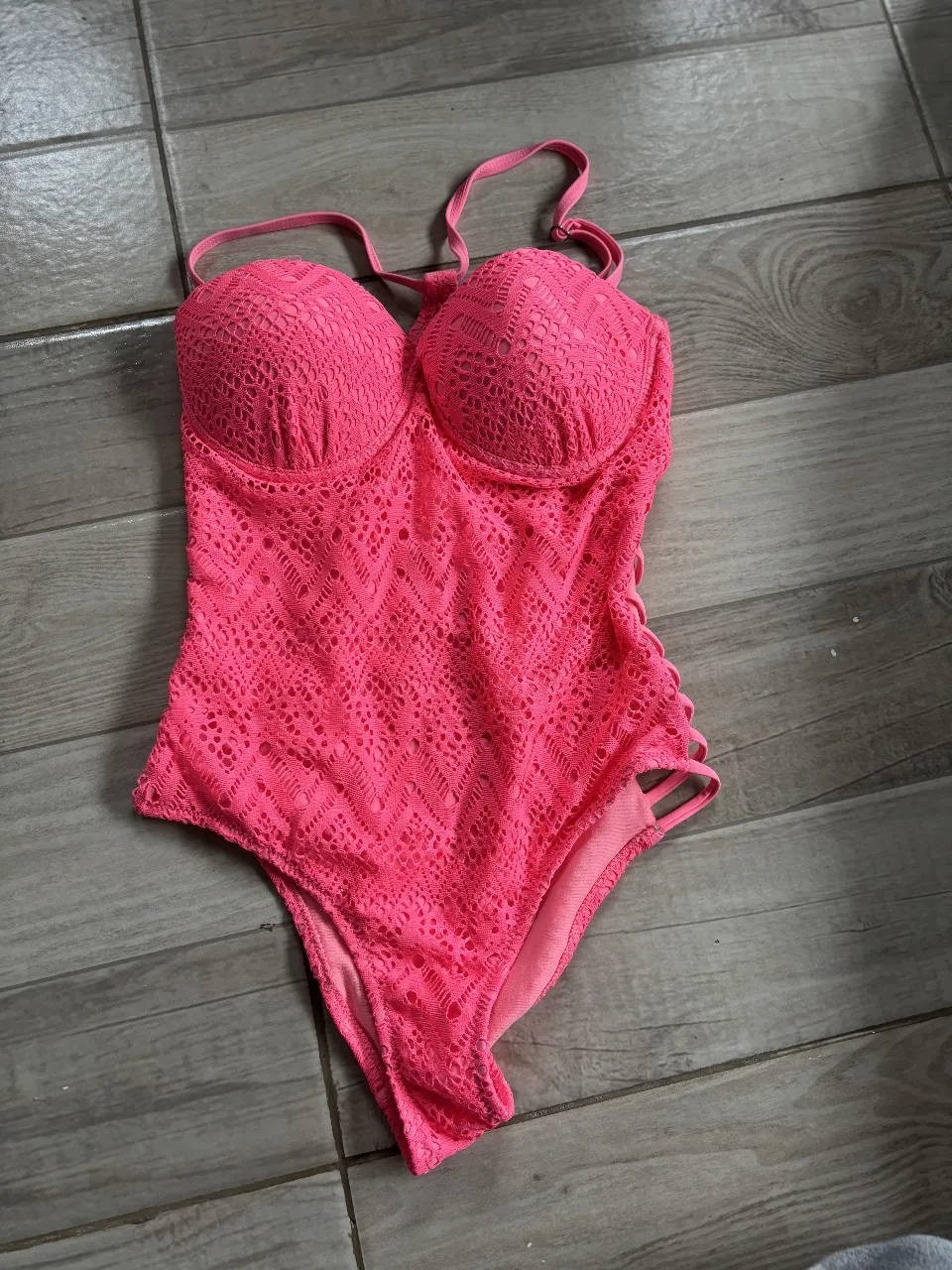 Traje de baño enteriza rosa con encaje y diseño en los costados. Corpiño con aro.Minimo detalle en la ultima foto. 