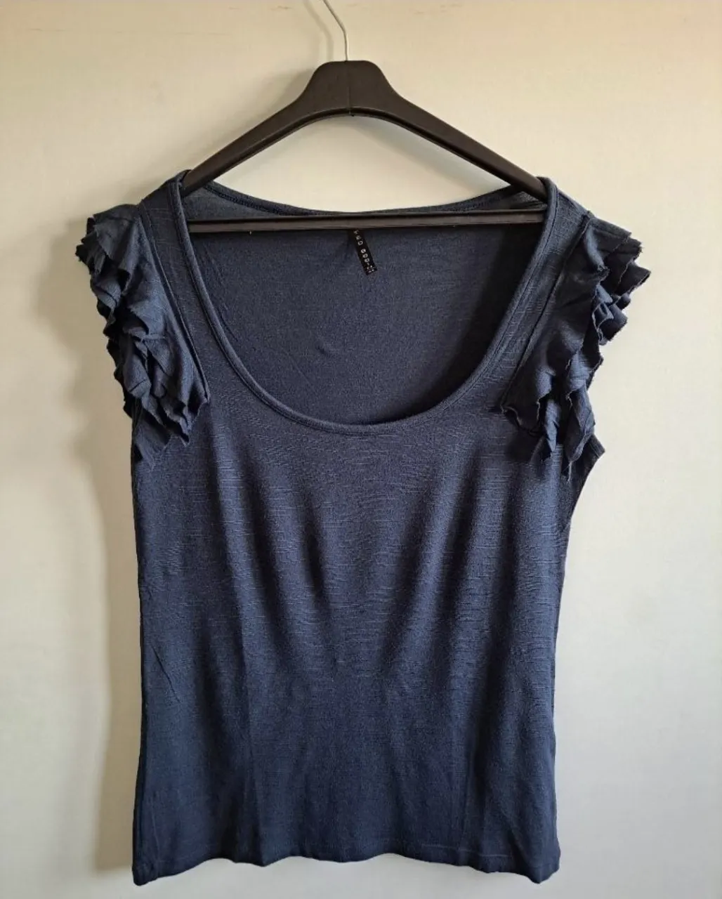 Remera azul marino con mangas cortas con volados. -Talle 44-