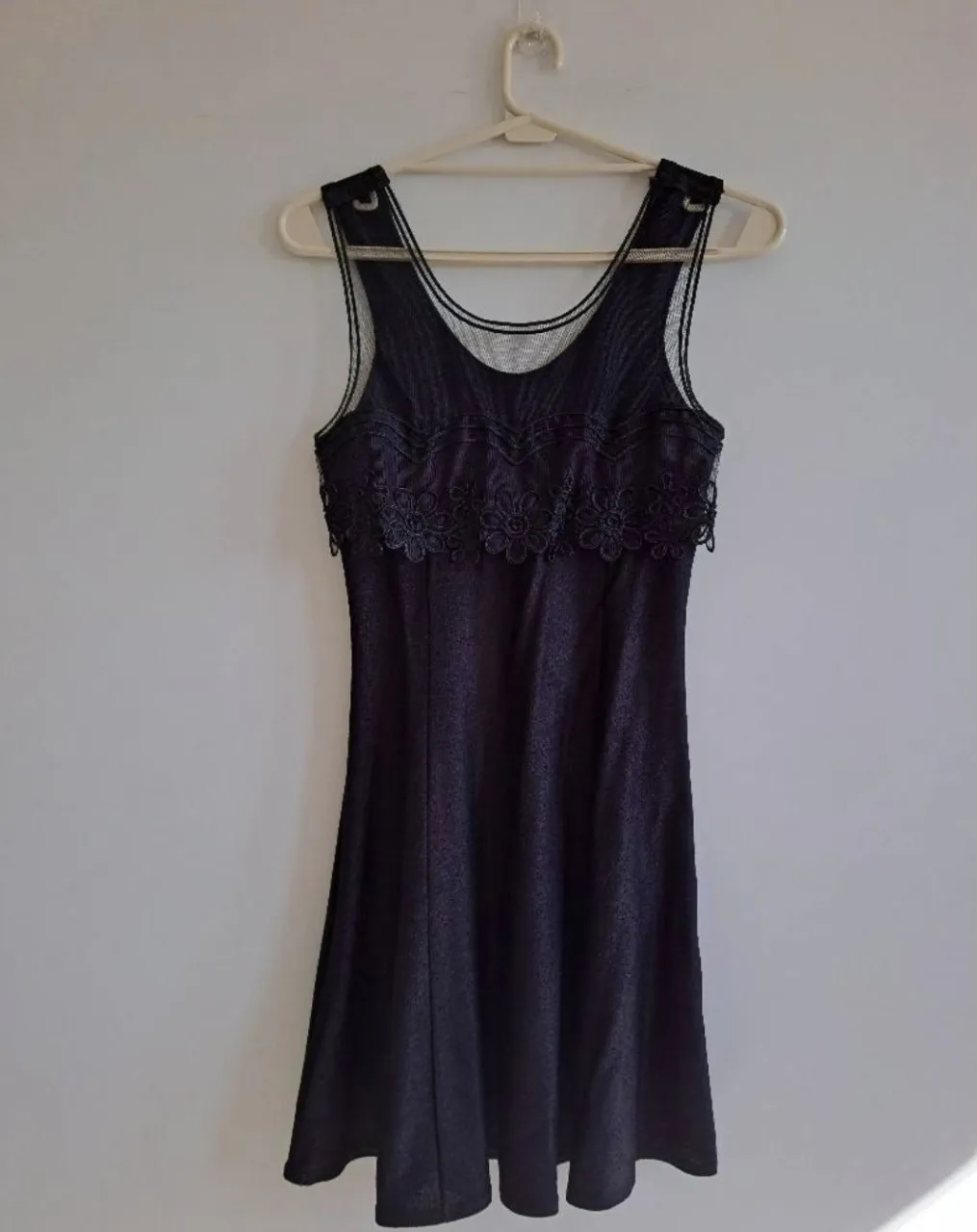 Vestido de fiesta negro con detalles de encaje floral en el busto y tiras finas en los hombros. Posee una transparencia sutil en la parte superior del escote.  (Material: Acetato 100% + Guipure) - Esta impecable, sólo tiene 2 posturas. Es un vestido precioso!!!