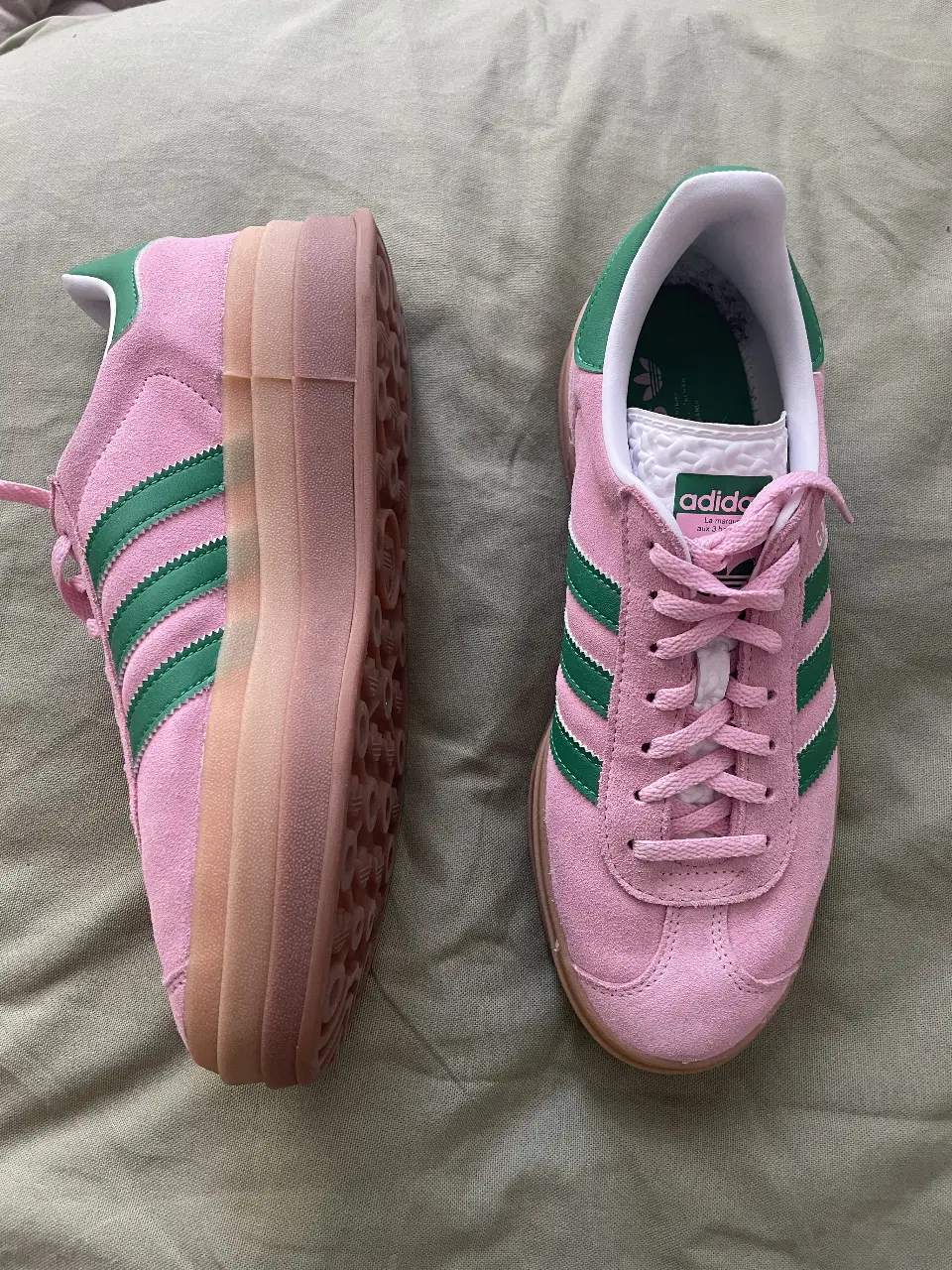 Zapatillas Adidas Gazelle Bold en color rosa con detalles en verde. Un clásico renovado con plataforma, ideal para un look casual y moderno.