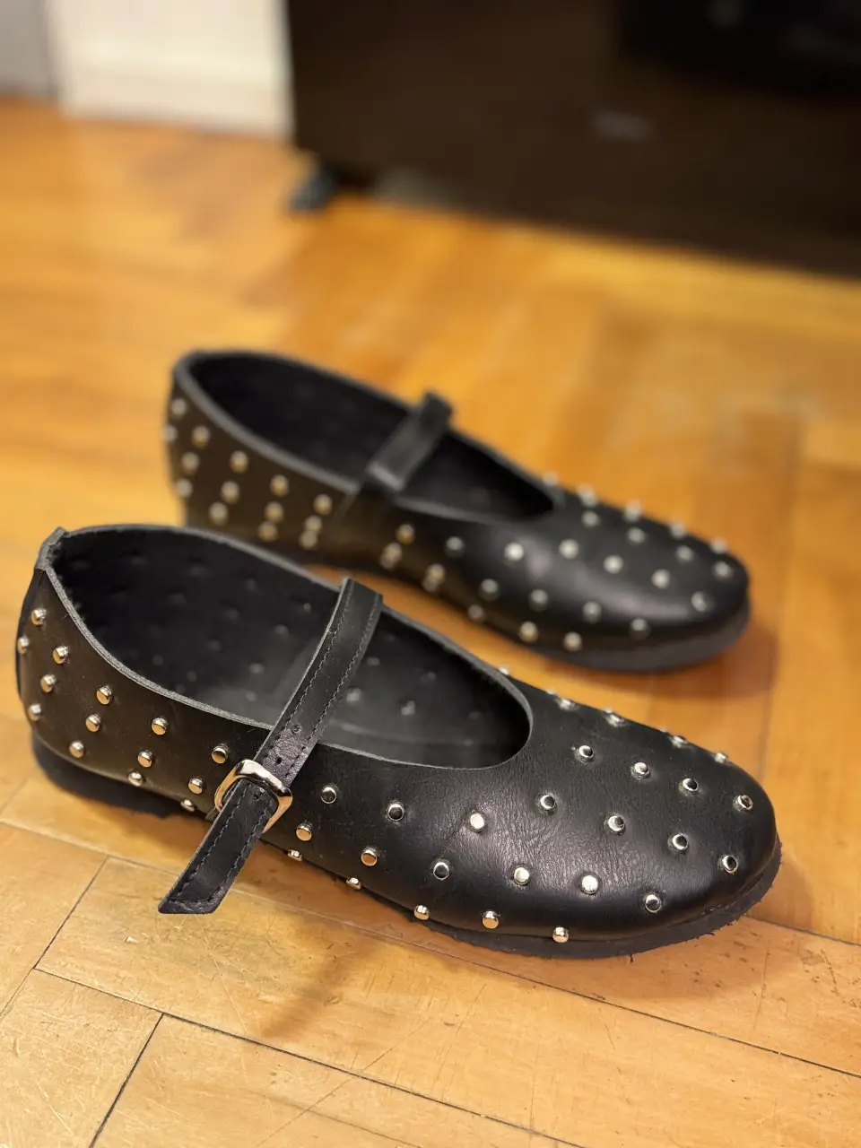 Ballerinas negras con tachas plateadas, ideales para un look rocker y casual. Perfectas para combinar con jeans o faldas. Vita bella shoes