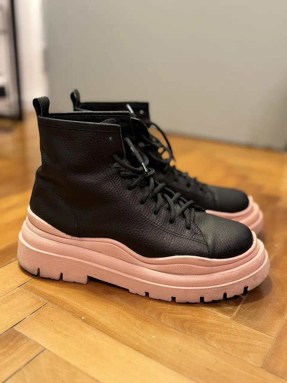 Borcegos de cuero negro con suela rosa chunky. Un calzado canchero y moderno, ideal para darle un toque audaz a tus looks. marca Janes Jones