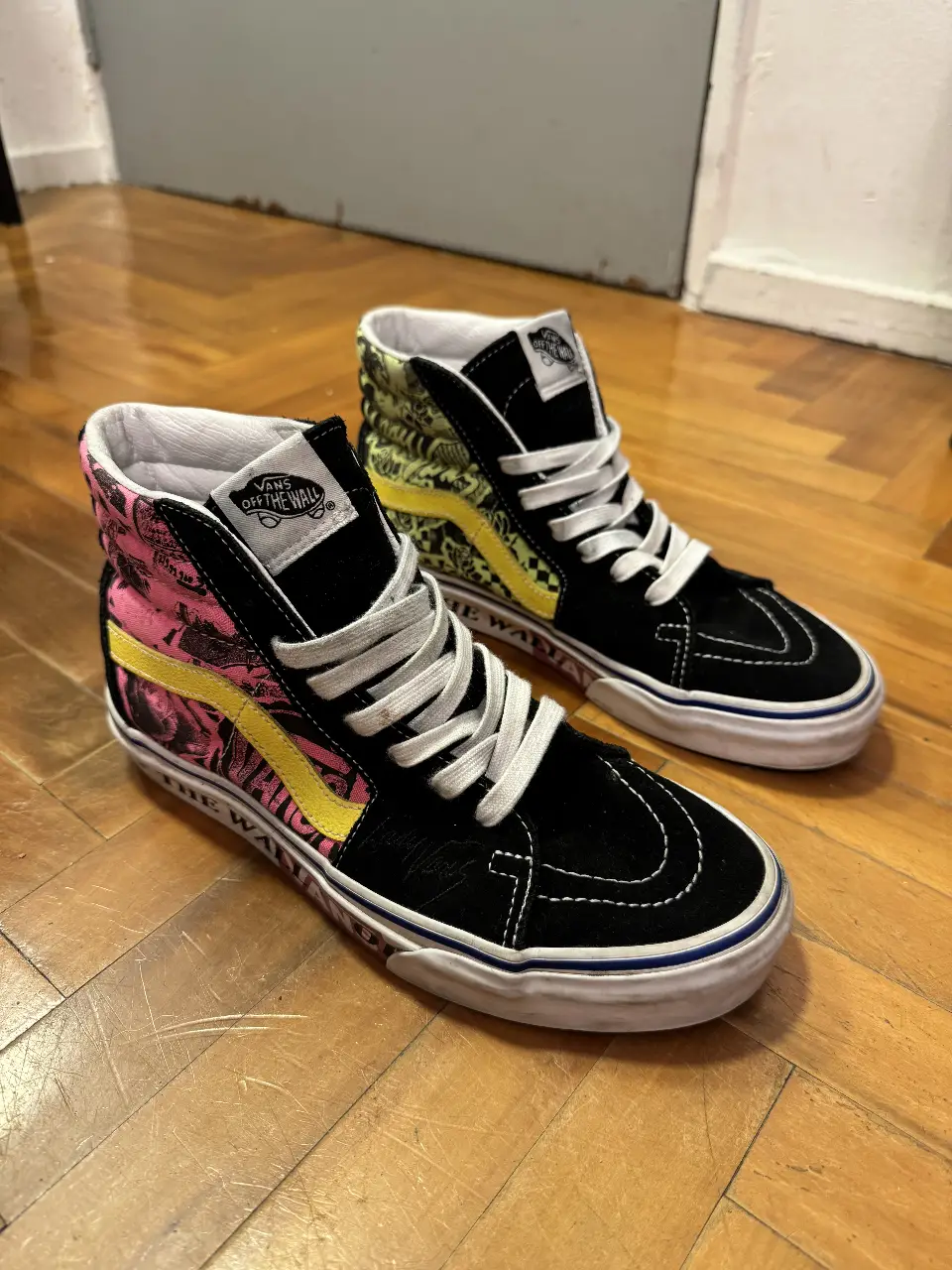 Zapatillas Vans colección lady era edición limitada Vans Sk8-Hi con diseño Off The Wall. Color negro con detalles en rosa y amarillo. Talle 8 US Women (38.5). Estilo skater y streetwear.