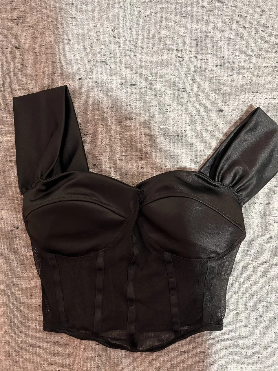 Top negro con mangas cortas abullonadas y escote pronunciado. Posee detalles de mesh en la parte inferior.
Detalle de tela tipo tul en la parte inferior que le da un toque elegante.
📌 Excelente Estado
📌 Poco uso