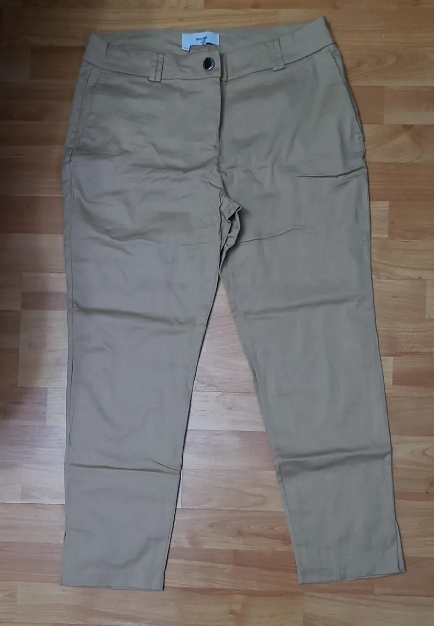 Pantalón sastrero color khaki, de la marca Desiderata, talle 46/5. Ideal para un look elegante y versátil.