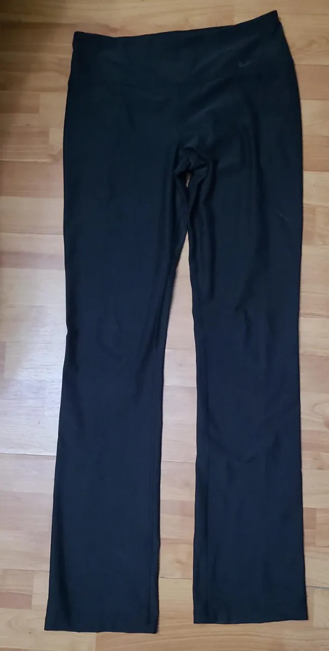 Pantalón deportivo negro de mujer, corte recto, con cintura alta y logo de la marca. Ideal para actividades físicas o uso casual.