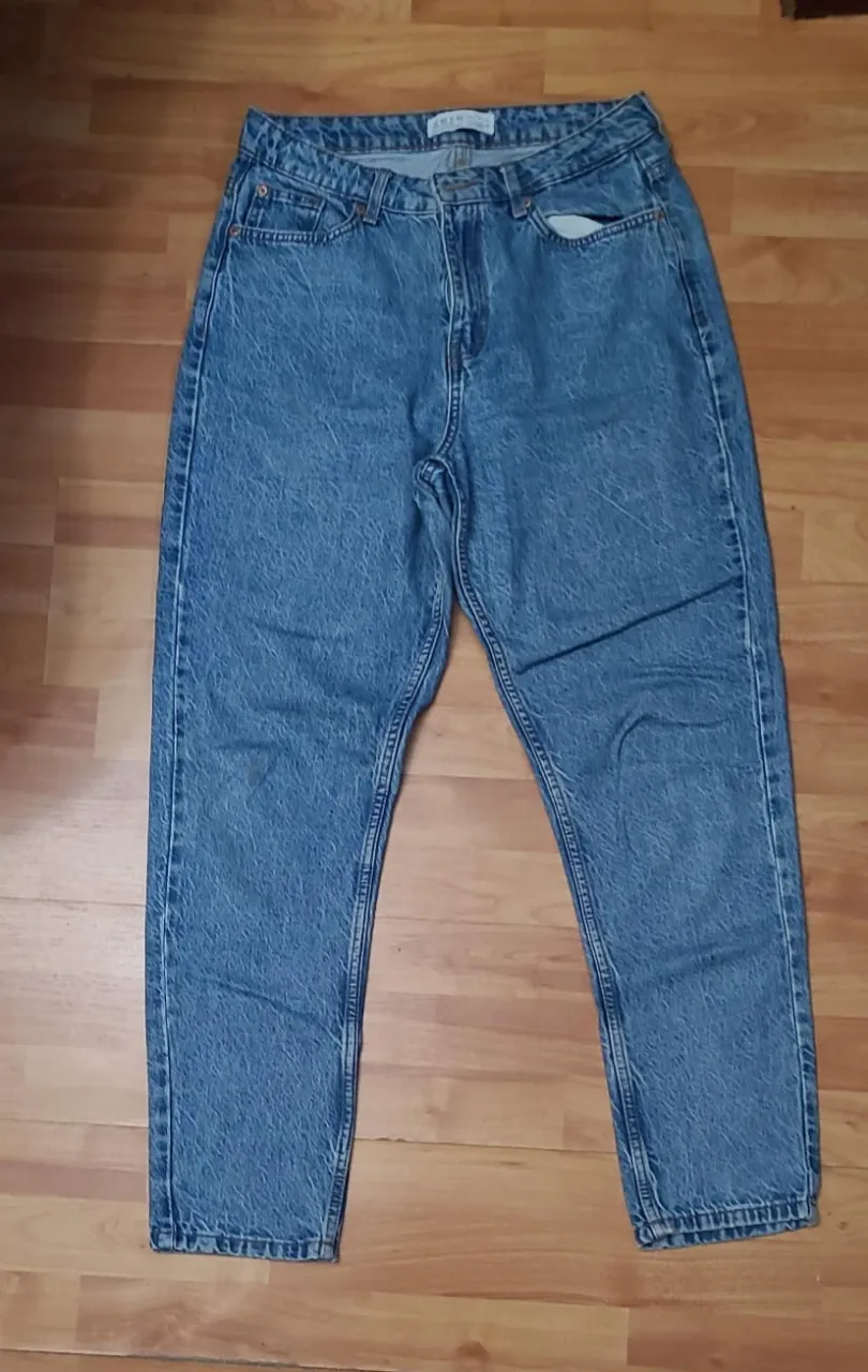 Jeans de mujer, tiro medio, corte recto, color azul. Talle 40, de la marca Denim Co. Ideal para un look casual y cómodo.
