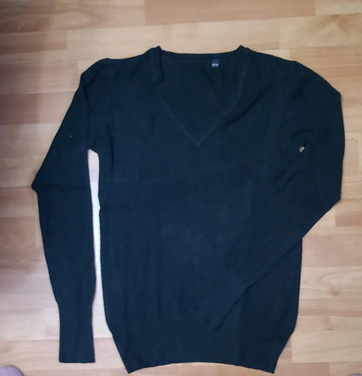 Sweater negro de hombre con cuello en V, ideal para un look casual o de trabajo. Talle M.