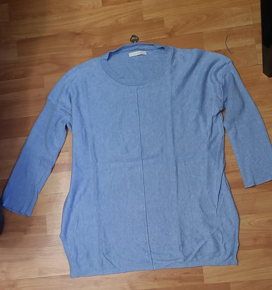 Sweater largo de mujer, color azul claro, de la marca Millie. Confeccionado en tejido suave y cómodo, ideal para un look casual y abrigado.